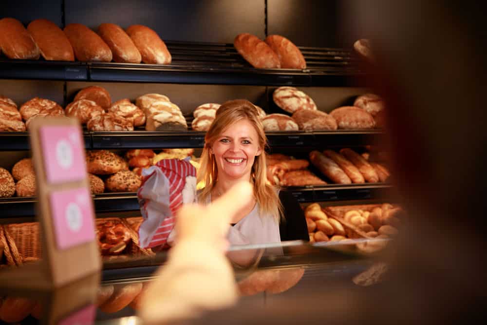 Verkäuferin bei der Arbeit in der Bäckerei Reinel